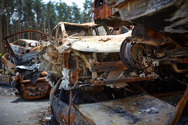 Muchos autos oxidados quemados en Irpen después de recibir disparos del ejército ruso La guerra de Rusia contra Ucrania Cementerio de autos destruidos de civiles que intentaron evacuar de la zona de guerra