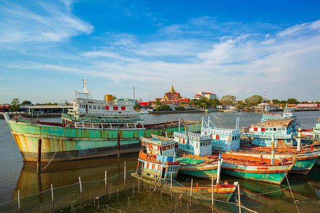 Muchos barcos amarrados en el amanecer por la mañana en el puerto principal del puerto de Chalong para viajar en barco a Krabi