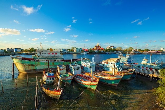 Muchos barcos amarrados en la hora del amanecer por la mañana en el puerto de Chalong Puerto principal para viajes en barco