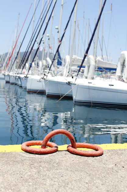 Muchos barcos amarrados en el puerto Marina en el Mediterráneo