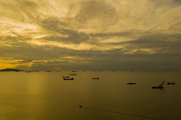 Muchos barcos de carga en el mar.