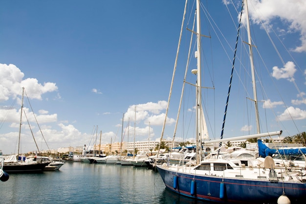 Muchos barcos están amarrados en la bahía, Europa.