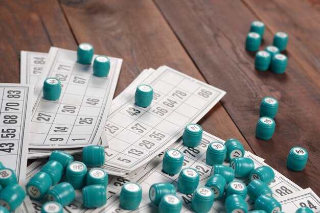 Muchos barriles con números y tarjetas para lotería o bingo ruso juego de mesa en superficie de madera. La lotería rusa tiene reglas similares al clásico juego de bingo mundial