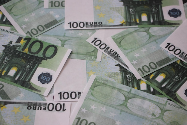 Muchos billetes de 100 euros Moneda Dinero concepto de éxito empresarial financiero