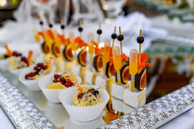 Muchos bocadillos fríos en la mesa del buffet. Aperitivos dulces. Catering en celebración.