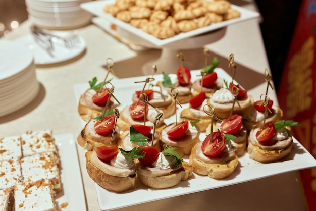 muchos bocadillos fríos en la mesa buffet de catering