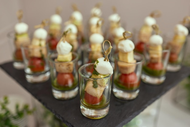 Foto muchos bocadillos fríos en la mesa buffet de catering