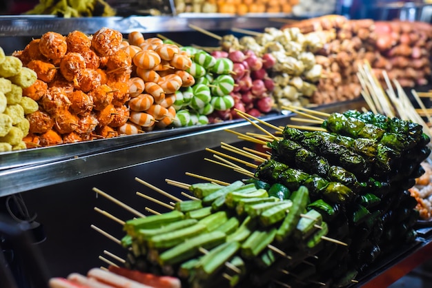 Muchos bocadillos y mariscos en el mercado nocturno vietnamita en Da Lat