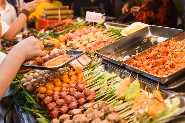 Muchos bocadillos y mariscos en el mercado nocturno vietnamita en el festival de comida