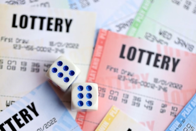 Muchos boletos de lotería y dados en billetes en blanco con números para jugar a la lotería