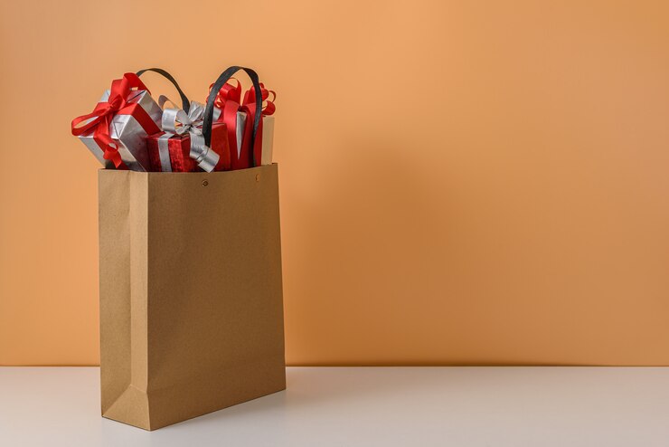 Muchos caja de regalo con lazo de cinta roja en bolsa de papel marrón. conceptos regalo de año nuevo o navidad