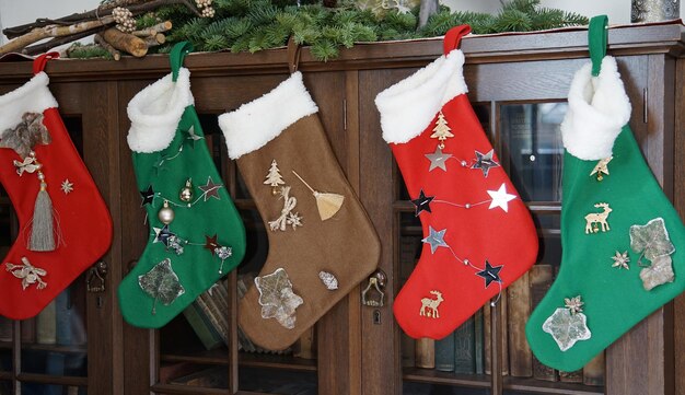 Muchos calcetines colgando en los estantes en una habitación durante la temporada de Navidad