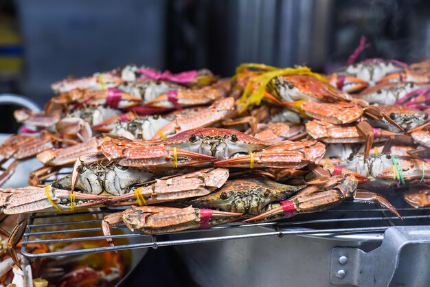 Muchos cangrejos de marisco en el mercado nocturno vietnamita en festival de comida