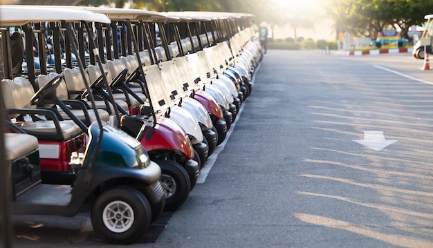 Foto muchos carros de golf para jugadores de golf en un campo de golf carros de campo de golf coches en un complejo deportivo de lujo en fila de línea ordenada