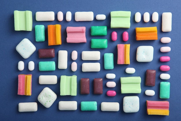 Muchos chicles diferentes sobre la mesa.