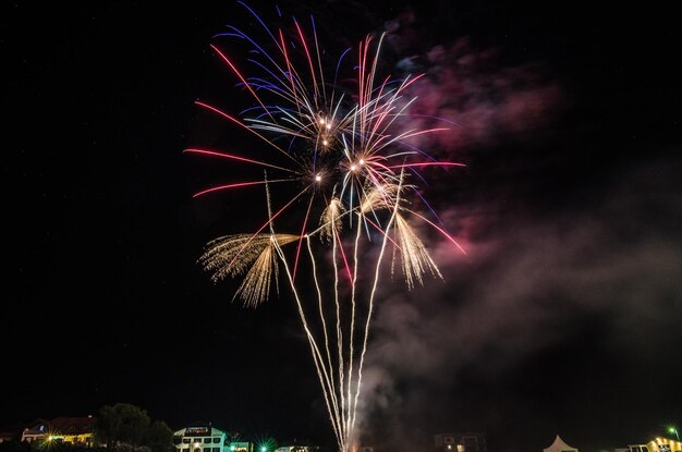 Muchos cohetes en los fuegos artificiales