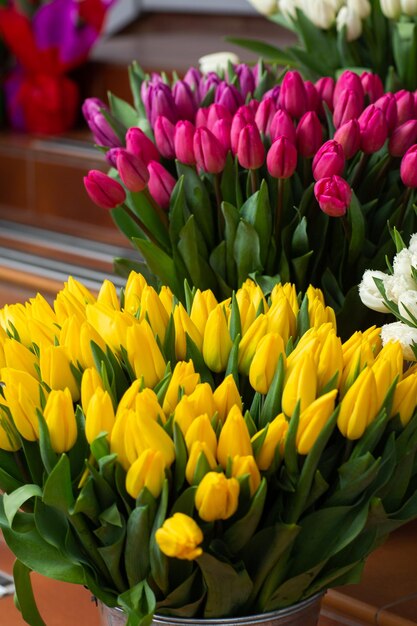 Muchos colores diferentes en la mesa de pie en la tienda de flores Vitrina Fondo de mezcla de flores Hermosas flores para catálogo o tienda en línea