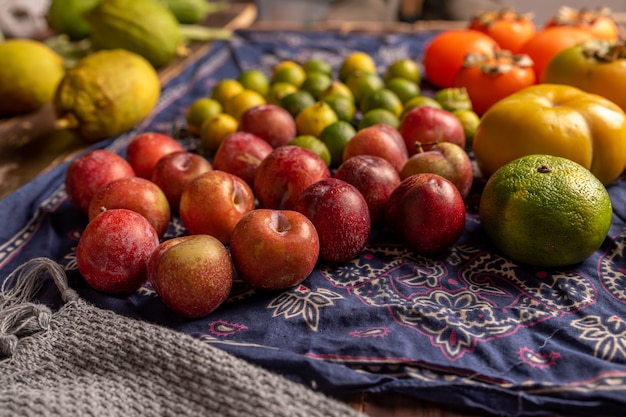 Muchos colores y variedades de frutas están en la mesa de madera.