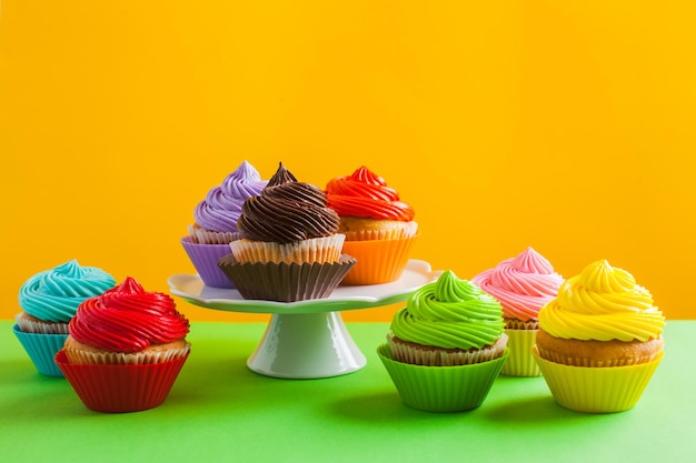 Muchos colores vivos de cupcake. Concepto de variedad de elección