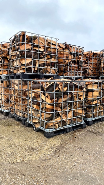 Foto muchos contenedores preparados para el almacenamiento de leña fuera del almacén de paquetes