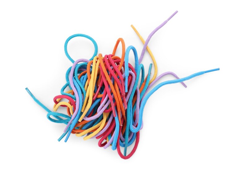 Foto muchos cordones de zapatos coloridos aislados en la vista superior blanca