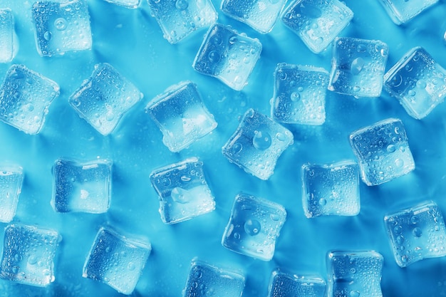 Muchos cubitos de hielo helados y refrescantes con gotas sobre un fondo azul Bebidas refrescantes cuando hace calor