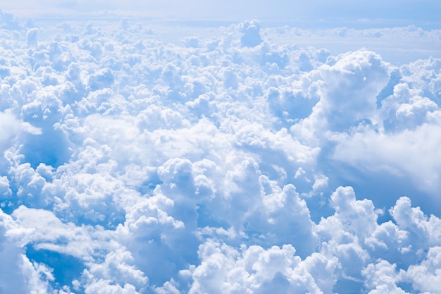 Muchos cúmulos blancos Vista aérea desde la ventana del avión