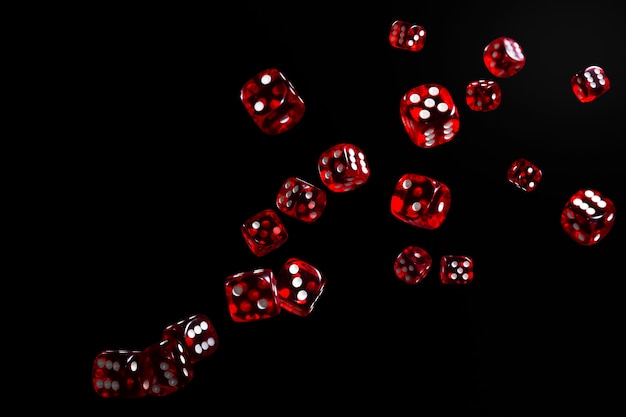 Muchos dados rojos volando sobre fondo negro. Concepto de juego.