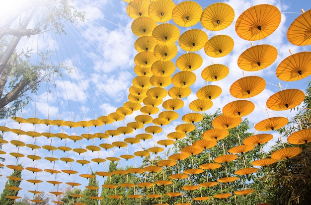 Muchos decoración con paraguas amarillo colgante al aire libre