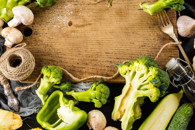 Muchos diferentes de verduras maduras verdes sobre fondo de madera. copia espacio