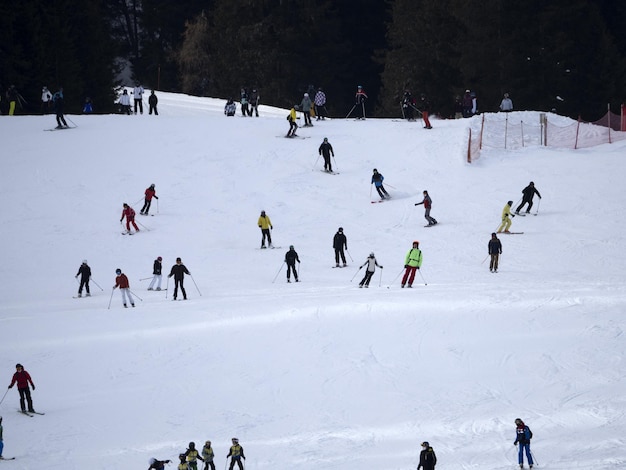 Muchos esquiadores esquiando en las dolomitas valle de gardena montañas de nieve