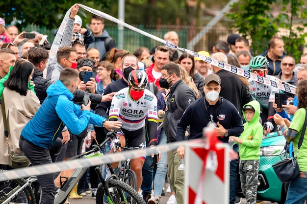 Muchos fanáticos alrededor de la estrella del ciclismo Peter Sagan en el Tour de Slovaquie