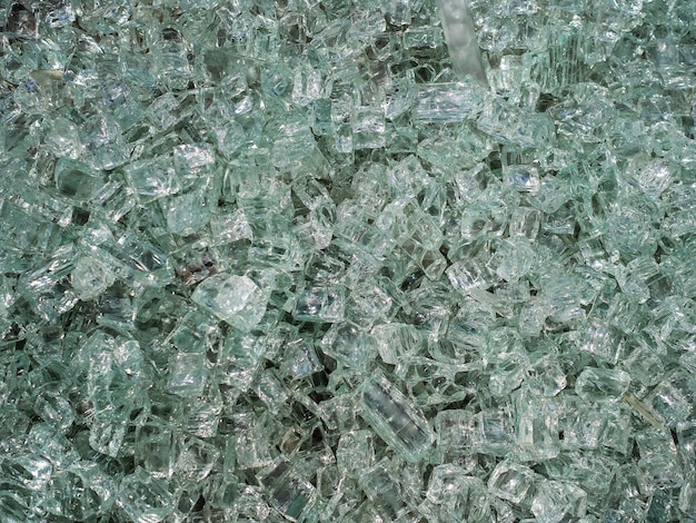 Muchos fragmentos afilados de vidrios rotos. fragmentos de vidrio brillan al sol