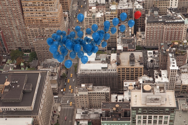 Foto muchos globos de colores sobre la ciudad