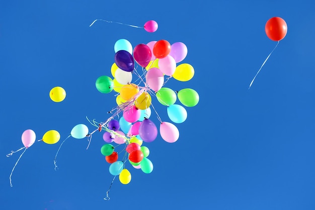 Foto muchos globos multicolores volando en el cielo azul accesorios y decoraciones de vacaciones