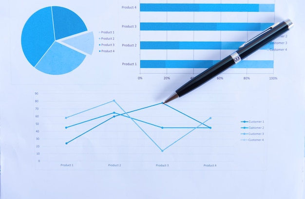 Muchos gráficos y gráficos con lupa y lápiz muchos. Luz de reflexión y llamarada. Concepto de imagen de recolección de datos y el trabajo estadístico.