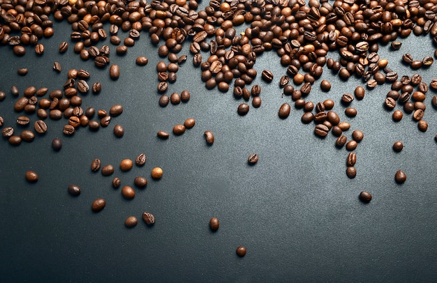 Muchos granos de café volando sobre fondo negro
