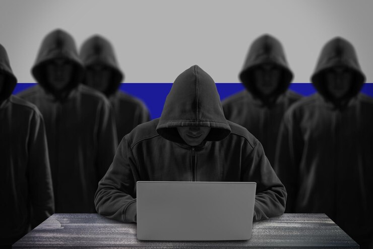 Foto muchos hackers rusos en la granja de trolls. cibercrimen y concepto de seguridad. bandera en el fondo.