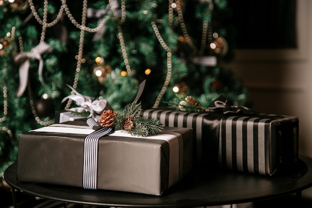 Muchos hermosos regalos de Navidad yacen debajo del árbol