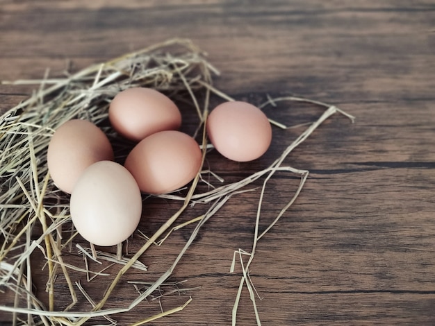 Muchos huevos ponen sobre la mesa.