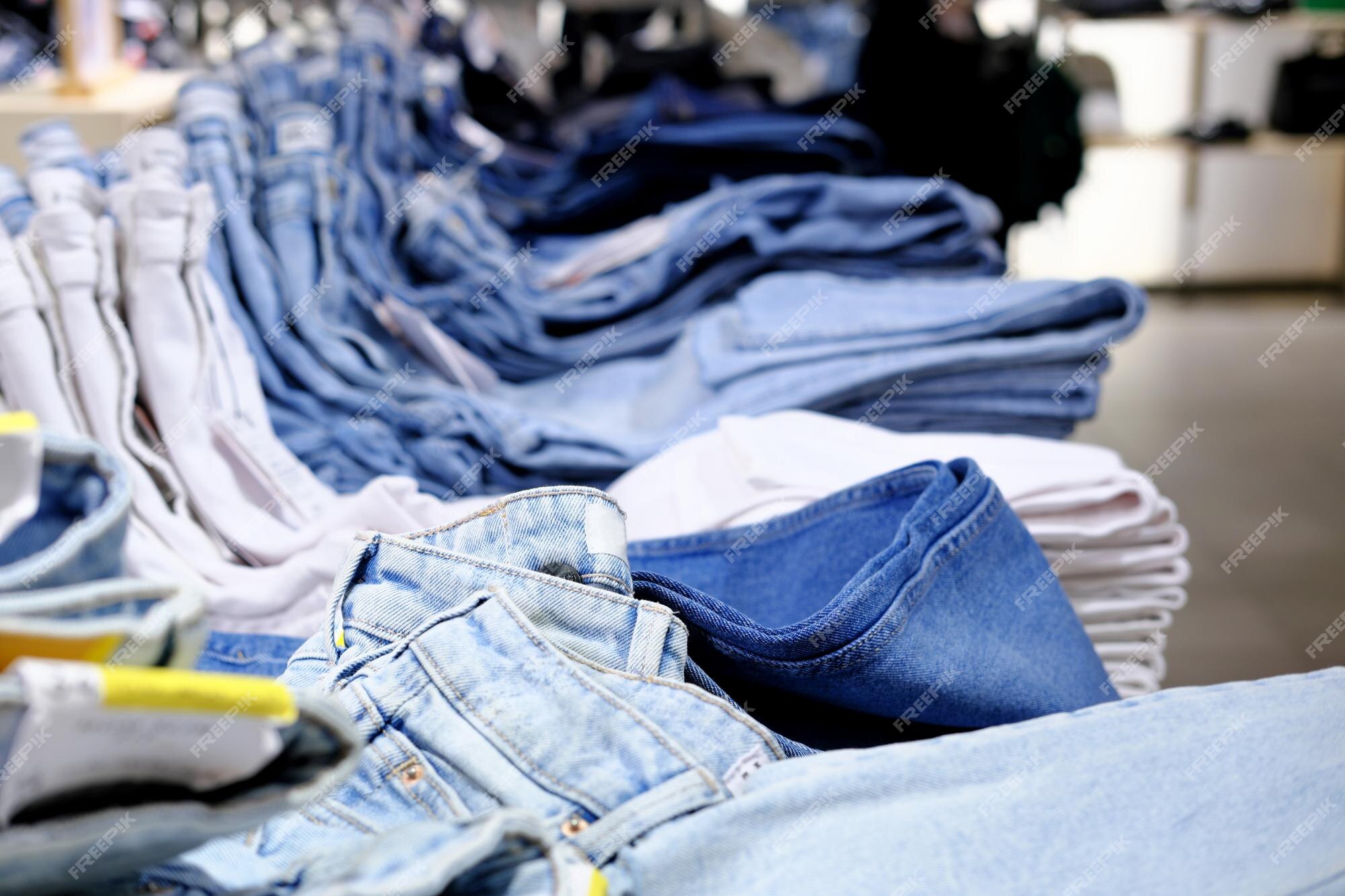 Muchos jeans apilados en la tienda de ropa fila de pantalones vaqueros mezclilla en el armario de compra venta de compras y ropa moderna moda | Foto Premium