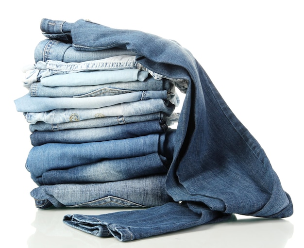 Muchos jeans azules diferentes aislados en blanco