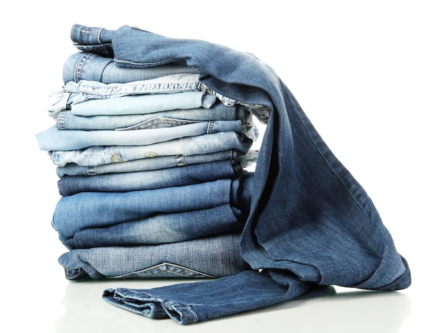 Muchos jeans azules diferentes aislados en blanco