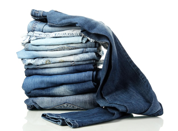 Muchos jeans azules diferentes aislados en blanco