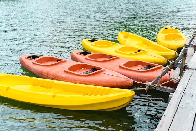 Muchos kayaks coloridos flotando en el mar en Vietnam