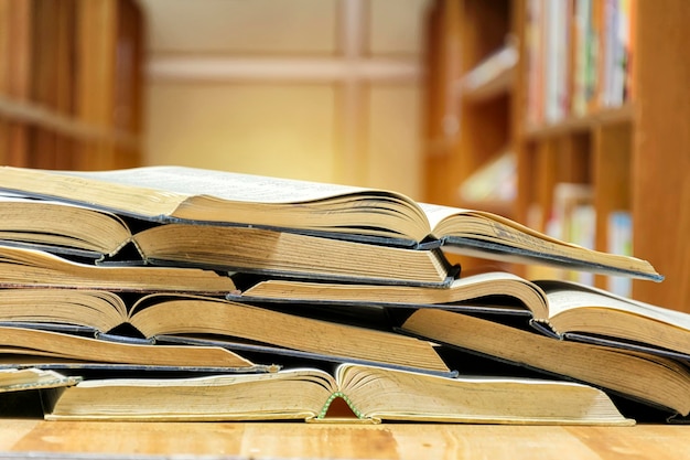 Muchos libros se abren superpuestos Poner sobre la mesa en la biblioteca Es un lugar para recopilar conocimientos