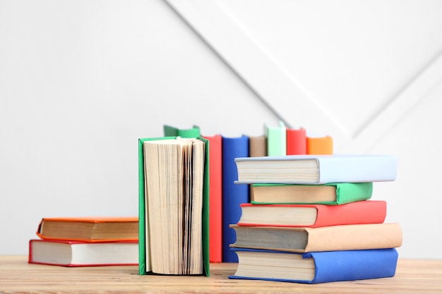 Muchos libros sobre la mesa en el interior.