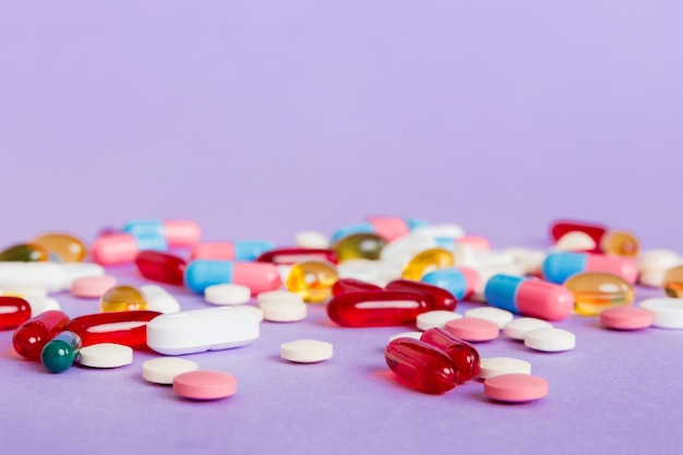 Muchos medicamentos coloridos diferentes y vista en perspectiva de píldoras Conjunto de muchas píldoras sobre fondo de color