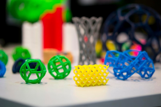 Muchos modelos abstractos impresos por la impresora 3D closeup