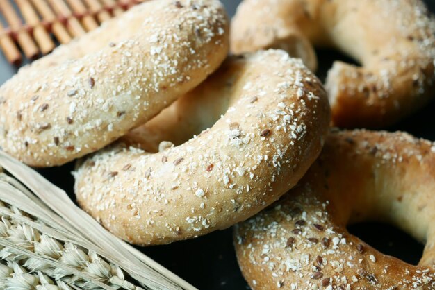 Muchos panes de bagel en la mesa de madera